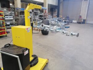 mini gru contrappesata carico 500 kg per officine meccaniche